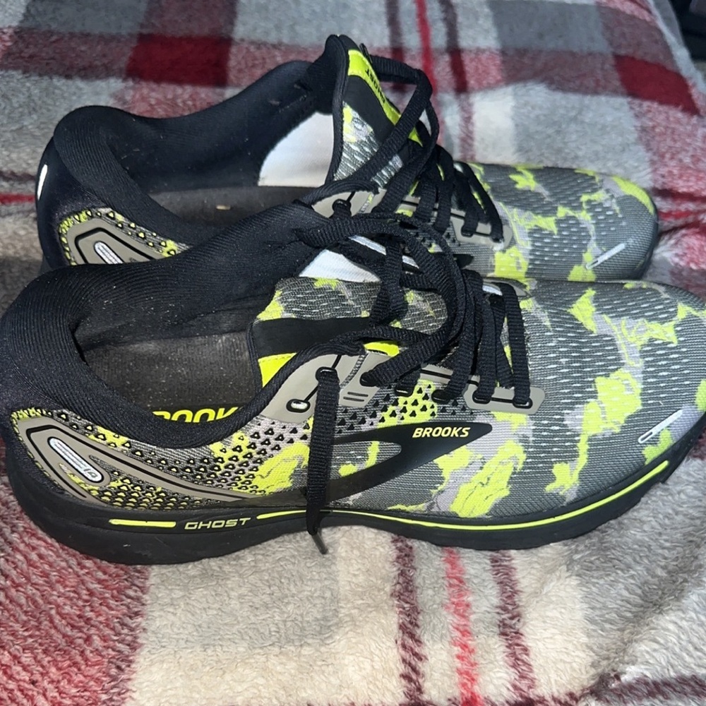 BROOKS. Worn TWICE. GHOST.